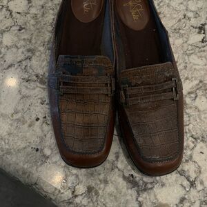 Elegant Brown Crocodile-Patterned Loafers life stride new  defect peeling